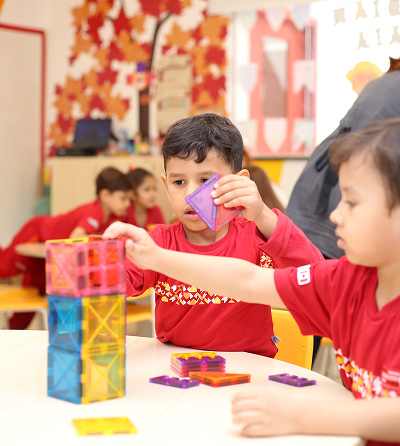 Alunos em atividade de blocos Canadian Global School Belém